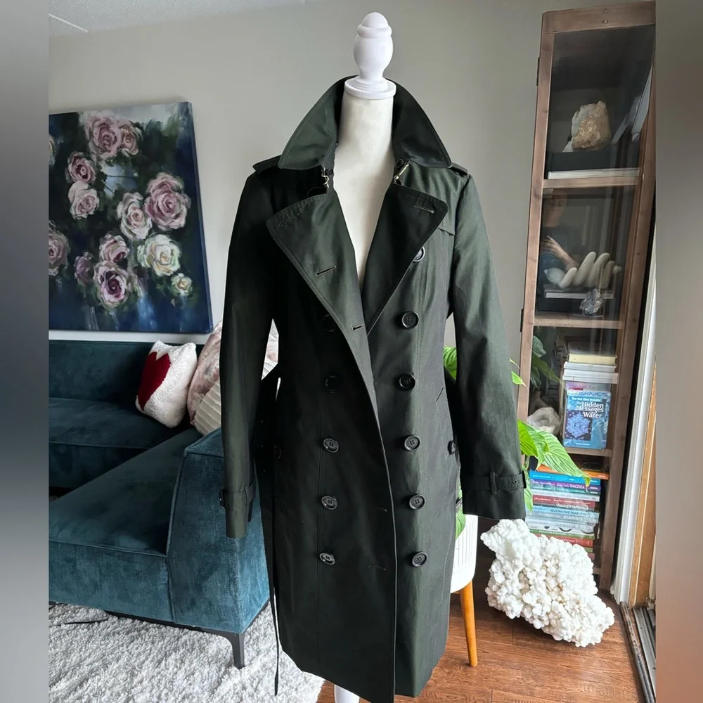 Burberry Sandringham Trench coat with removable fur collar in dark olive green - Picture 11 of 17